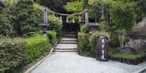 大神神社から狭井神社へ向かうくすり道